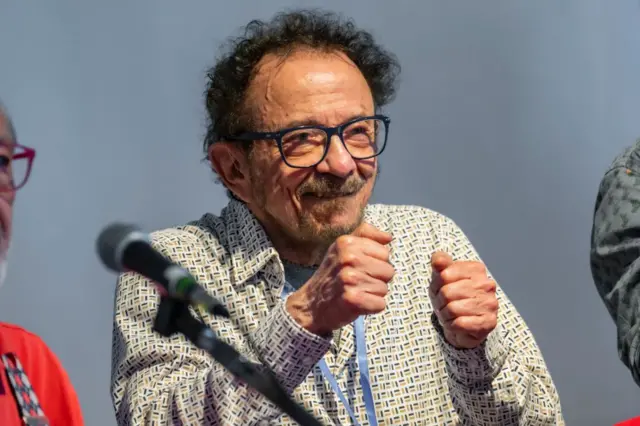 Tom Zé com os punhos cerrados