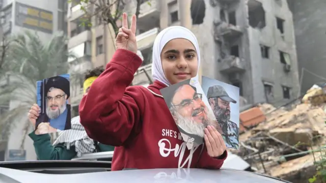 सीज़फायर की घोषणा के बाद अपने घर लौटती एक लेबनानी लड़की.