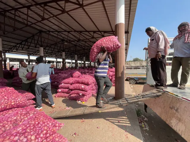 ડુંગળી, બજાર, ખેડૂતો, પ્લાસ્ટિક, બારદાન