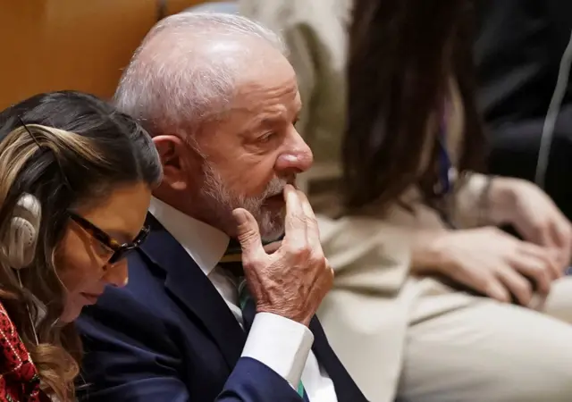 Lula, de perfil, ao lado de Janja