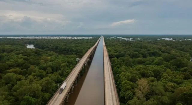நெடுஞ்சாலையோரம் உணவு, தண்ணீர் இன் இரண்டு நாட்களை கழித்த ஒருவயது 'அதிசய' குழந்தை