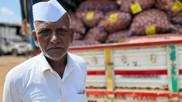 शेतकरी मधुकर लवांड कांदा विक्रीसाठी नेताना.