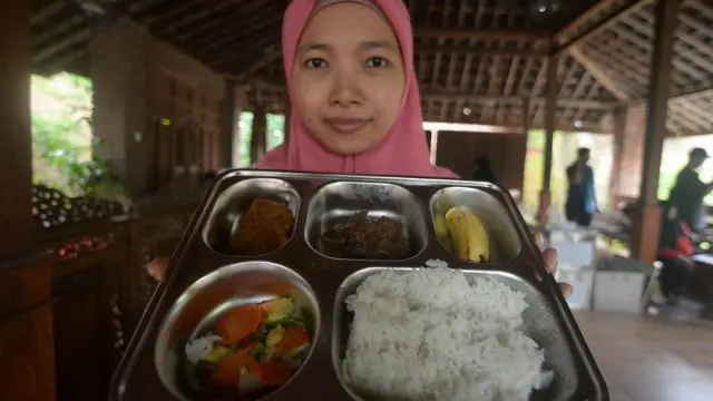 Warga menunjukkan paket makanan saat uji coba makan bergizi gratis di Padokan, Sawahan, Ngemplak, Boyolali, Jawa Tengah, Kamis (26/12/2024).