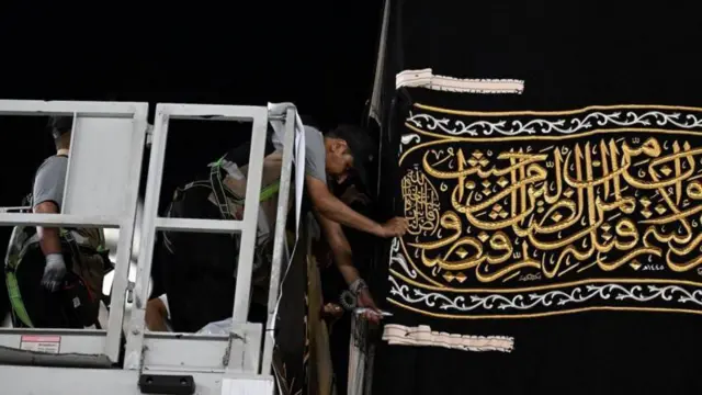 हर साल इस्लामिक नव वर्ष के अवसर पर, एक समारोह में 'किसवा' को बदल दिया जाता है