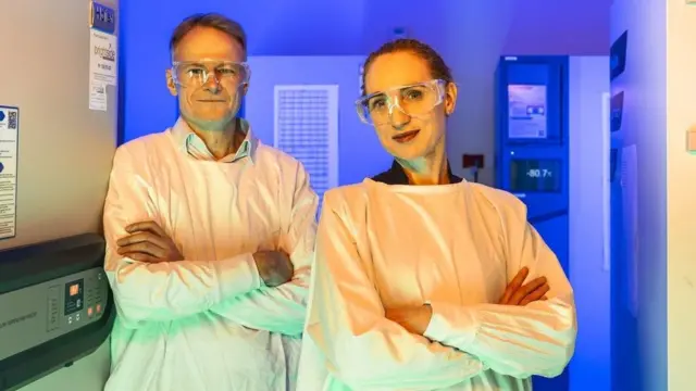 El patólogo Richard Scolyer y la oncóloga Georgina Long son pioneros en la investigación del cáncer.