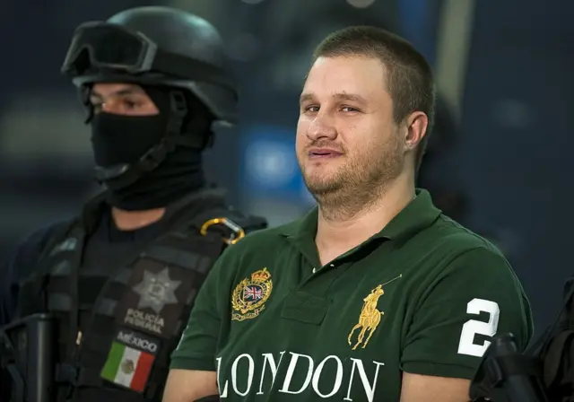 Edgar Valdez Villareal, alias "La Barbie", del cártel de los Beltrán Leyva, es presentado ante la prensa en la sede de la Policía Federal en la Ciudad de México, el 31 de agosto de 2010.