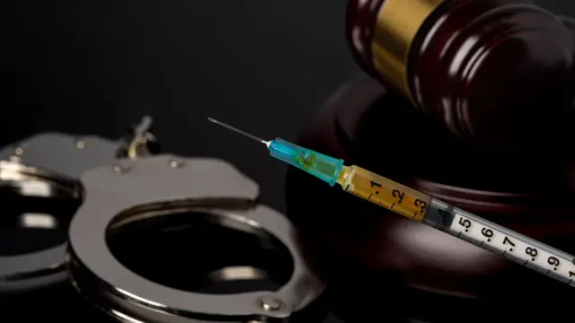 سرنگ، دستبند و چکش قاضی