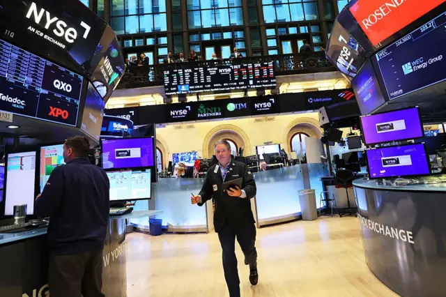 Les traders travaillent sur le parquet de la Bourse de New York pendant les échanges matinaux le 07 avril 2025 à New York City. 