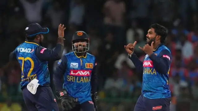 වනිදු හසරංග මෙම වසරේදී එක්දින තරග වලදී කඩුලු 26ක් දවා ගැනීමට සමත්වී තිබේ