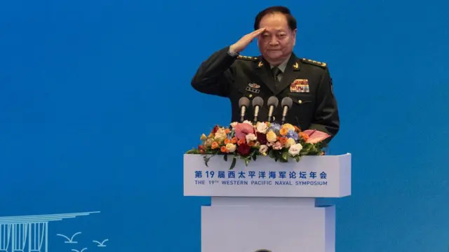 चीनी केंद्रीय सैन्य आयोग के उपाध्यक्ष जनरल झांग यूशिया ने 22 अप्रैल, 2024 को चीन के किंगदाओ में पश्चिमी प्रशांत नौसेना संगोष्ठी के उद्घाटन के अवसर पर सलामी दी. 