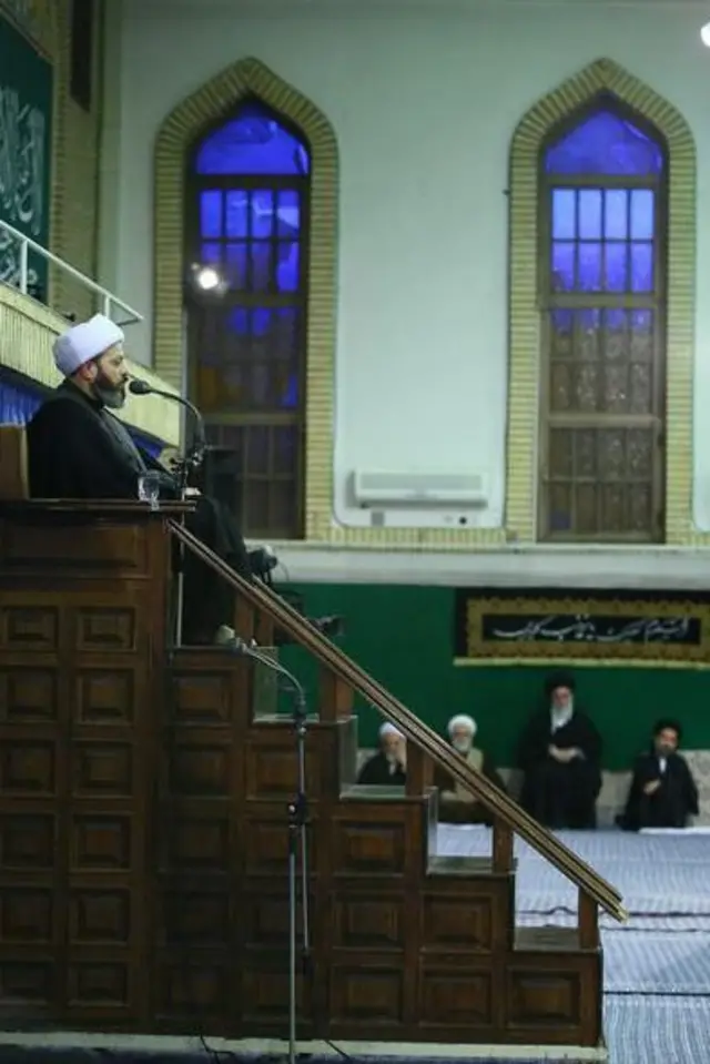 غلامرضا قاسمیان در حال مداحی در حضور علی خامنهای