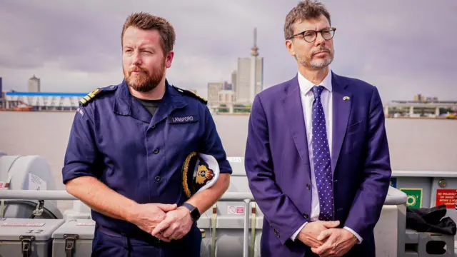 Commander Tim Langford and di British Deputy High Commissioner Mr. Jonny Baxter