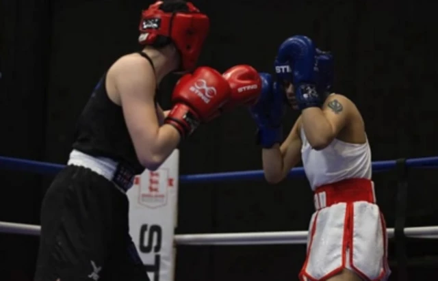 ब्रिटेन की पहली प्रोफ़ेशनल महिला सिख बॉक्सर जिन्होंने हर चुनौती को किया नॉक  आउट - BBC News हिंदी