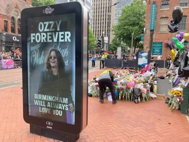 Рекламный щит с Оззи Осборном