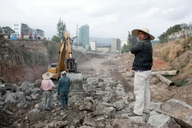 እኤአ በ2010 እየተገነባ የነበረ መንገድ