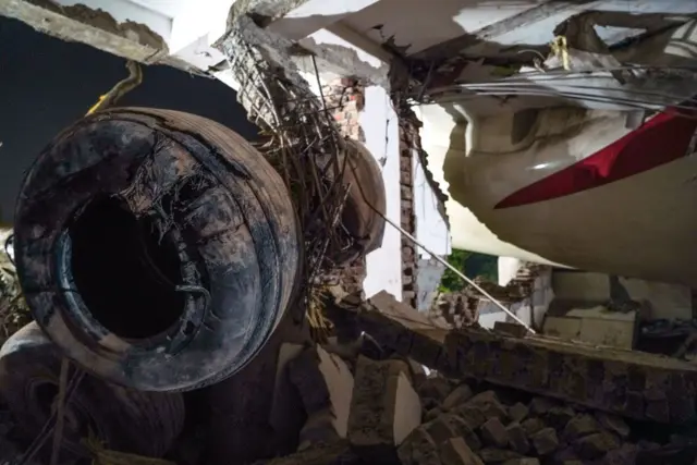 Partes do avião destroçadas e queimadas