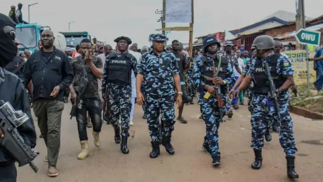 Kọmiṣanaa ọlọpaa Kwara, Ojo Adekimi ati awọn ikọ rẹ ti wọn gbe ibọn dani n kọja lọ ni opo kan.