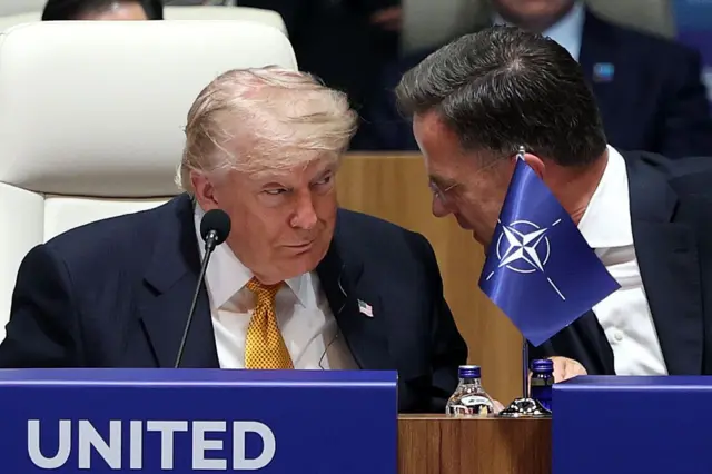 Трамп та Рютте говорять на саміті