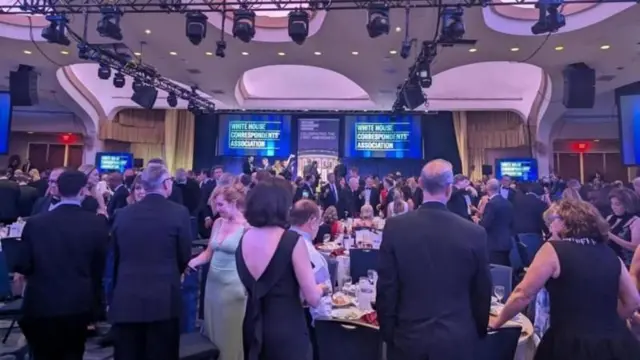 விருந்தில் கலந்துகொண்ட பத்திரிகையாளர்கள் மற்றும் அதிகாரிகள்
