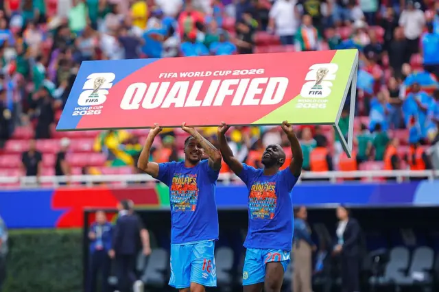 Charles Pickel (à gauche) et Yoane Wissa (à droite), de la RD Congo, célèbrent leur qualification pour la Coupe du Monde lors du match de barrage des éliminatoires de la Coupe du Monde de la FIFA 2026 opposant la RD Congo à la Jamaïque au stade Guadalajara le 31 mars 2026 à Zapopan, au Mexique.