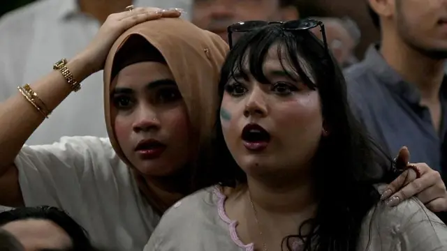 पाकिस्तान का एक विकेट गिरने के बाद पाकिस्तान के फ़ैंस की प्रतिक्रिया