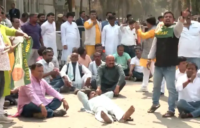 नितीश कुमार यांच्या निवासस्थानाबाहेर जेडीयूचे कार्यकर्ते निदर्शने करत आहेत.