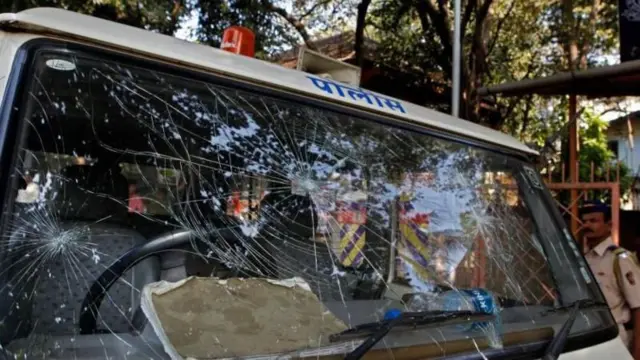 షెహనాజ్ తల్లి చాలా కోపంగా పోలీసులపై రాళ్లు రువ్వడం ప్రారంభించారు. 