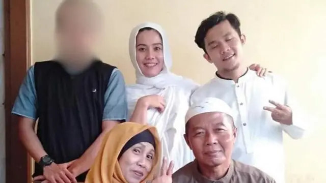 Yulia Rosiana (belakang, tengah) bersama keluarganya. Bima (belakang, kiri) menjadi korban kerja paksa bisnis penipuan online di Myanmar.
