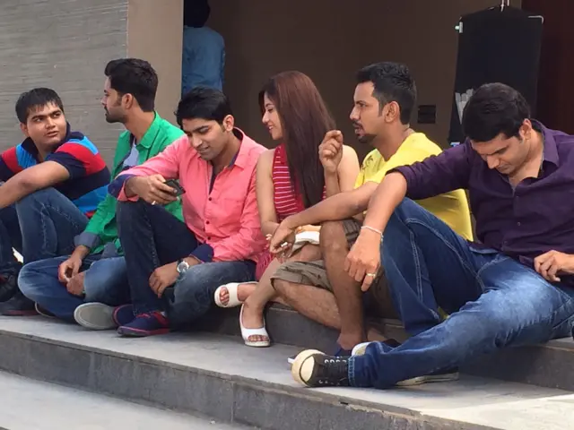 ગુજરાતી, ગુજરાત, સિનેમા, ફિલ્મ, મલ્હાર ઠાકર, યશ સોની, નાટક
ડિરેક્ટર તરીકે કૃષ્ણદેવ યાજ્ઞિકની એ પ્રથમ ફિલ્મ હતી. જેનું લેખન પણ તેમણે જ કર્યું હતું. એ પછી કૃષ્ણદેવે 'કરસનદાસ પે ઍન્ડ યુઝ', 'રાડો', 'ત્રિશા ઑન ધ રૉક્સ' જેવી વિષય વૈવિધ્યતા ધરાવતી ફિલ્મો બનાવી હતી.