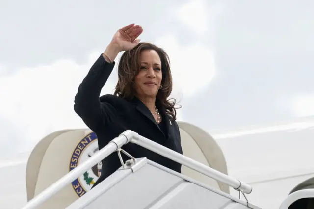 Kamala Harris acena365 bet roletaavião