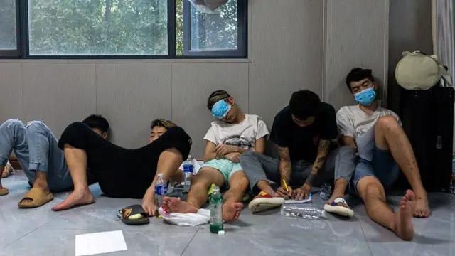 ၂၀၂၅ ခုနှစ် ဖေဖော်ဝါရီလတုန်းက ရွှေကုက္ကိုမြို့ စီးနင်းခံရပြီးနောက် ထိန်းသိမ်းခံခဲ့ရတဲ့ တရုတ်နိုင်ငံသားတွေ