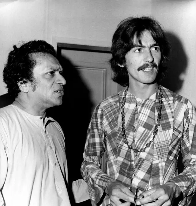 महान सितारवादक रविशंकर (बाएं) और जॉर्ज हैरिसन 