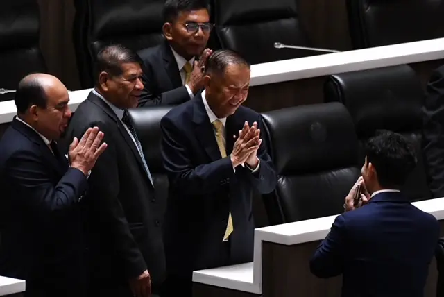 นายพิธา ลิ้มเจริญรัตน์ ทักทายนายวันมูหะมัดนอร์ มะทา