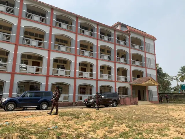 মিয়ানমার থেকে পালিয়ে আসা নাগরিকদেরকে এই স্কুলে রাখা রয়েছে। 