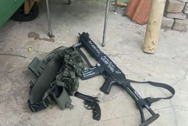 Dua benda yang menyerupai senjata api ditemukan di tempat kejadian perkara di SMA Negeri 72, Kelapa Gading, Jakarta Utara, pada Jumat (07/11).