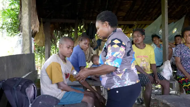 Grace M. Weya rutin mengecek kesehatan warga Kampung Anggreso dua kali dalam seminggu. 