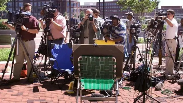 ভার্জিনিয়ায় ২০০১ সালে আদালতের বাইরে মিডিয়ার লোকজনের ভিড়