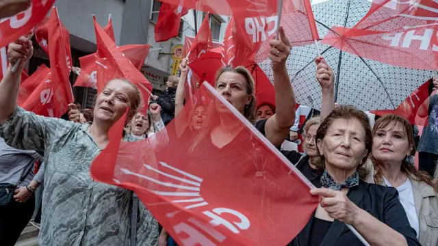 Ellerinde CHP bayrakları olan kadınlar coşkulu bir şekilde sokakta görünüyorlar. 22 Mayıs 2026.