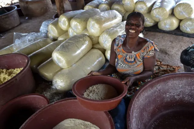 Une femme prpare l'attik, un plat d'accompagnement  base de manioc,  Affery, le 25 juin 2018.