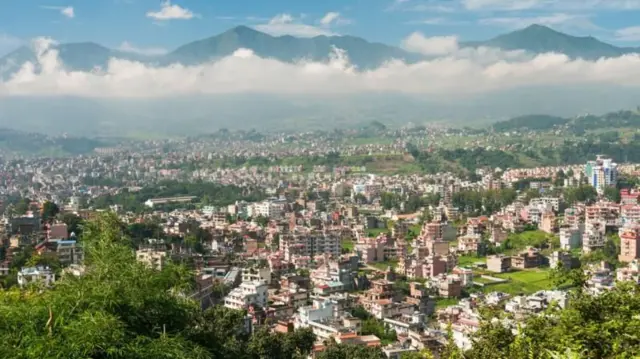 काठमांडूच्या एका आयव्हीएफ क्लिनीकवर एका मध्यस्थामार्फत अल्पवयीन मुलींना त्यांचे स्त्रीबीज विकण्यासाठी प्रलोभन दाखवल्याचा आरोप आहे.