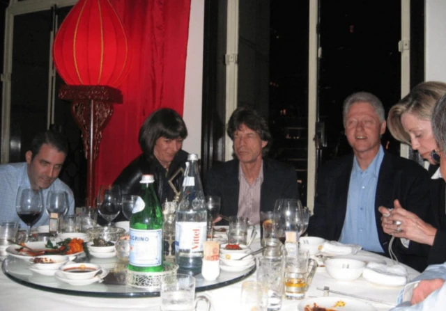 En cantante Mick Jagger (centro) junto a Ghislaine Maxwel y Bill Clinton.