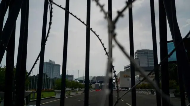 Kawat berduri menutupi gerbang gedung DPR.