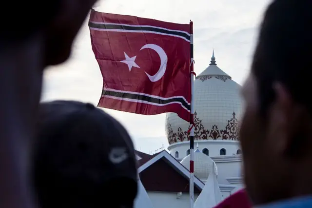 Bendera bulan bintang berkibar di Banda Aceh, Aceh.