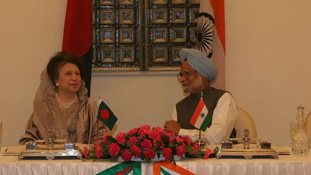 ২০০৬ সালের ২১শে মার্চ ভারতের নয়াদিল্লিতে হায়দ্রাবাদ হাউসে ভারতের প্রধানমন্ত্রী মনমোহন সিংয়ের সাথে খালেদা জিয়া।