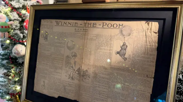 Oprawiony egzemplarz gazety zawierający opowiadanie A.A. Milne'a o Kubusiu Puchatku oraz ilustrację.