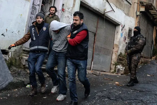 İstanbul'un Beyoğlu ilçesindeki bir uyuşturucu operasyonunda iki polis bir şüpheliyi gözaltına alıyor. 