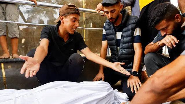 شاب يبكي بعد مقتل أحد أفراد أسرته بقصف إسرائيلي