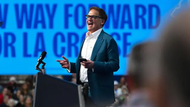 El emprendedor Mark Cuban en un evento de campaña de la candidata demócrata a presidenta de Estados Unidos, Kamala Harris, en La Crosse, Wisconsin, el 17 de octubre de 2024.