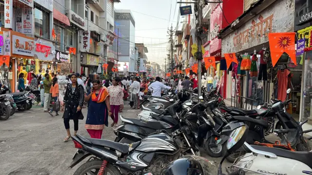 बाजारपेठेतील अनेक दुकांनांवर ओम अक्षर लिहिलेले झेंडे