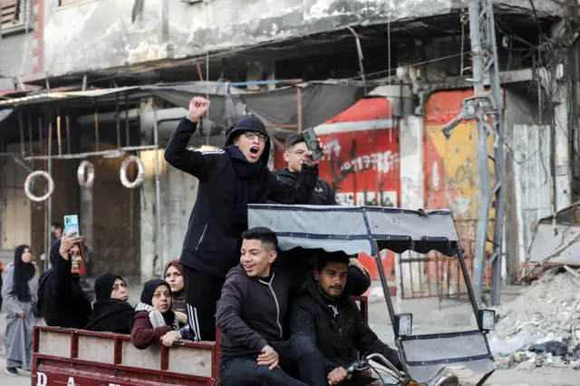 آوارگان فلسطینی پیش از اجرایی شدن آتش‌بس میان اسرائیل و حماس در شهر غزه راهی خانه‌های خود شده‌اند